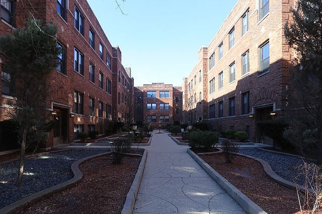 1st image of 628 W Cornelia Ave APT 3E