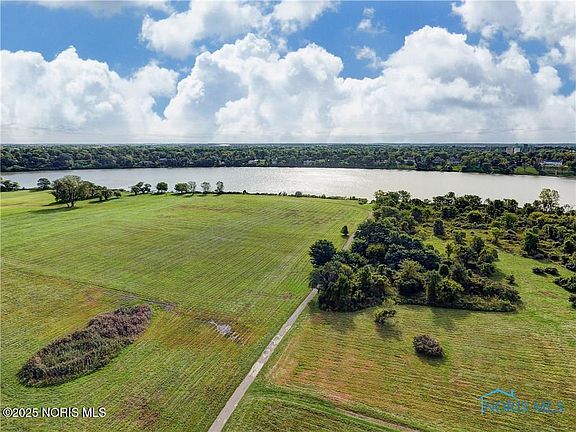 3rd image of 329 River Bend Ln