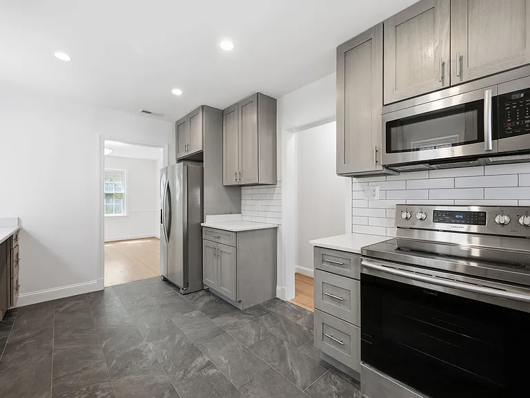 4453 S Dakota Ave NE — Photo 9