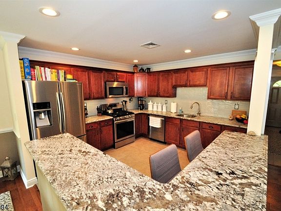 4th image of 10 Crestmont Ct