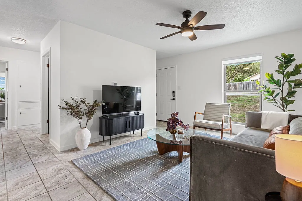 3 bed, 916 sqft, $3,250 — Photo 2