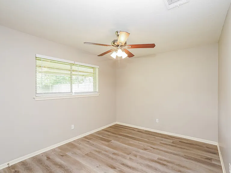 332 Coventry Ln — Photo 12
