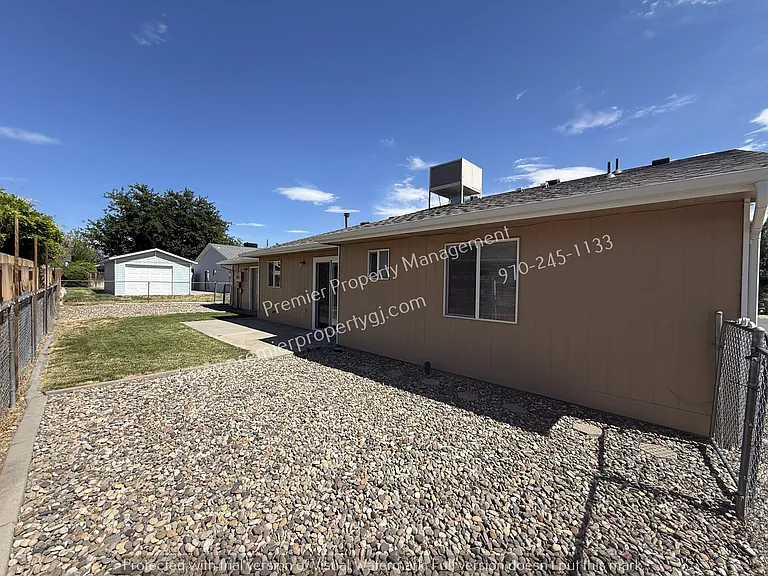 612 Round Table Rd — Photo 3