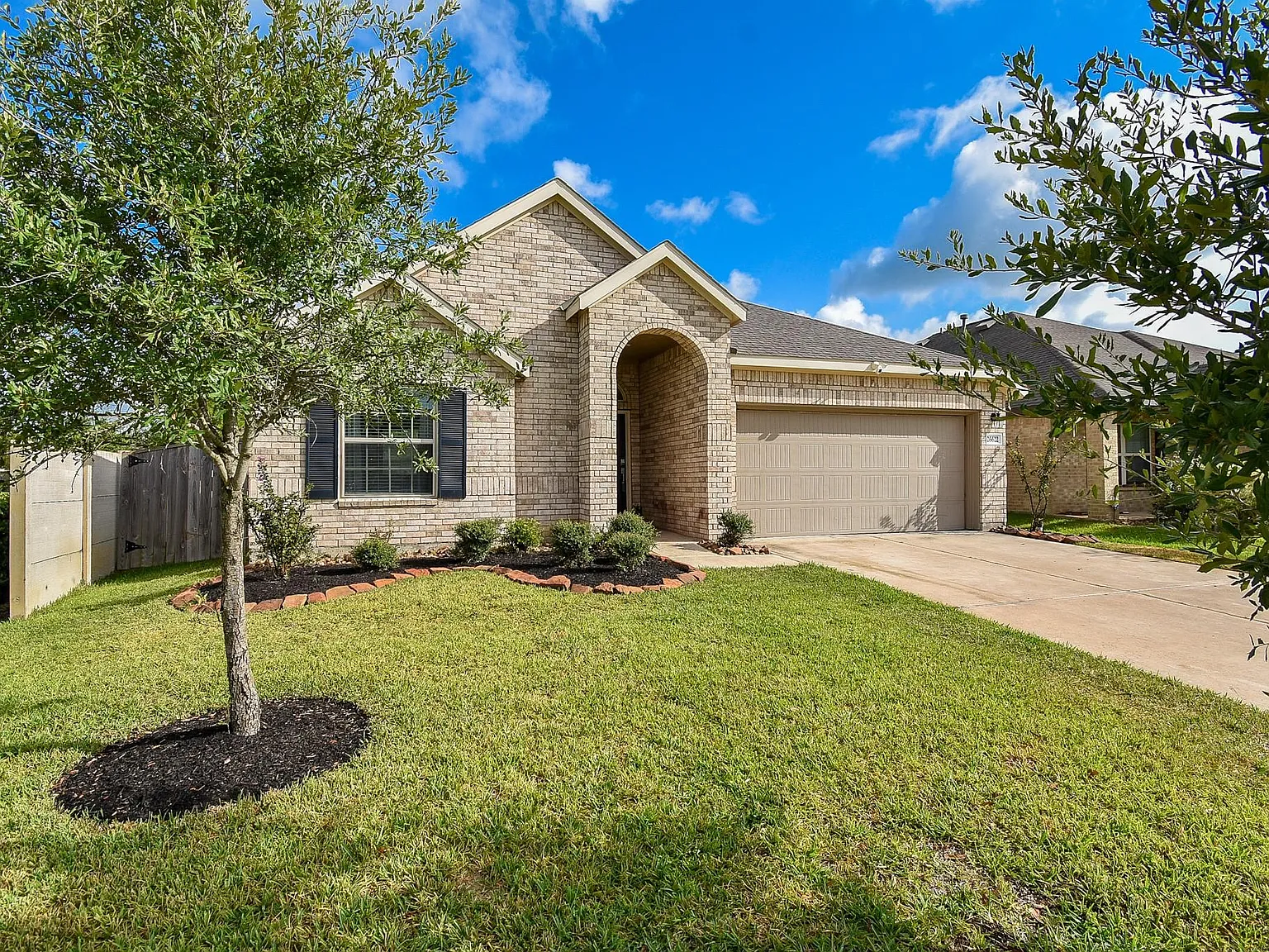 4 bed, 2.0 bath, 1954 sqft, $2,200 — Photo 3