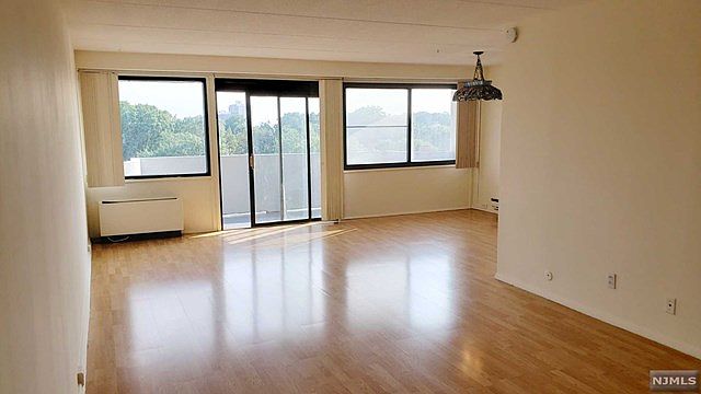 1st image of 1600 Center Ave APT 9H