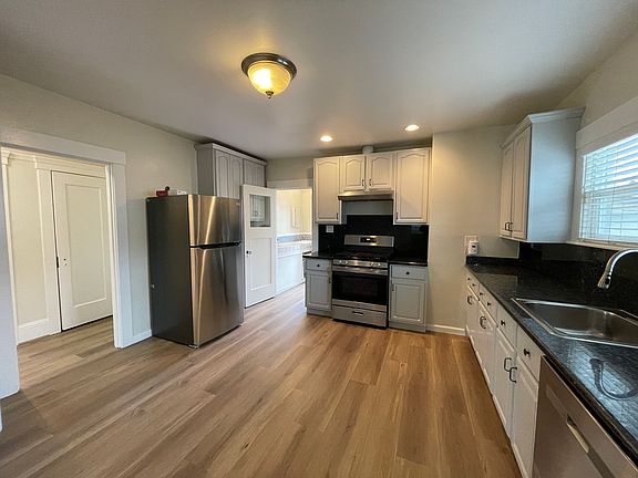 3rd image of 33711 Railroad Ave
