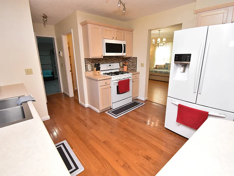 2570 Country Club Dr — Photo 11