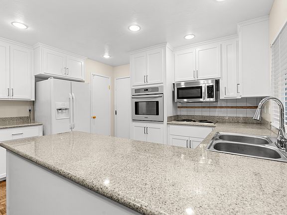 3rd image of 1065 Cassia Way