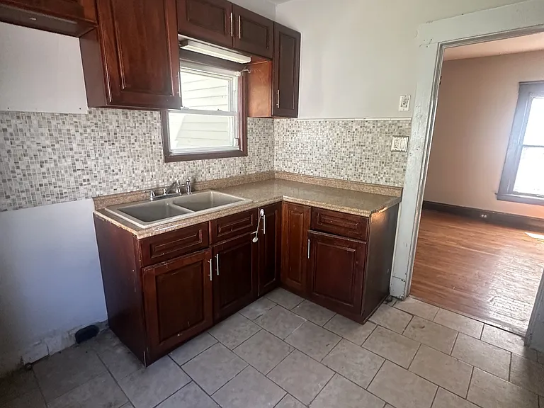 13610 Bartlett Ave — Photo 7