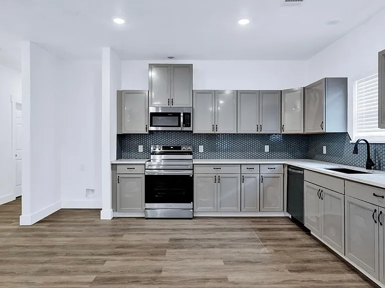 1027 W Coffin St — Photo 3