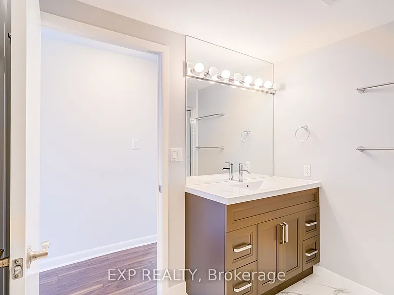 210 Victoria St #Penthouse 09 — Photo 36