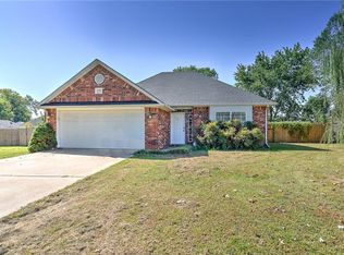 1208 Abraham Dr, Siloam Springs, AR 72761