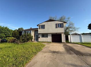 5 Skellington Rd, Plainview, NY 11803