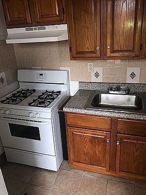 5th image of 754 Park Pl APT 9