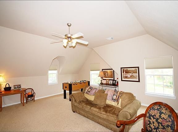 4th image of 10 Wooded Path Pl