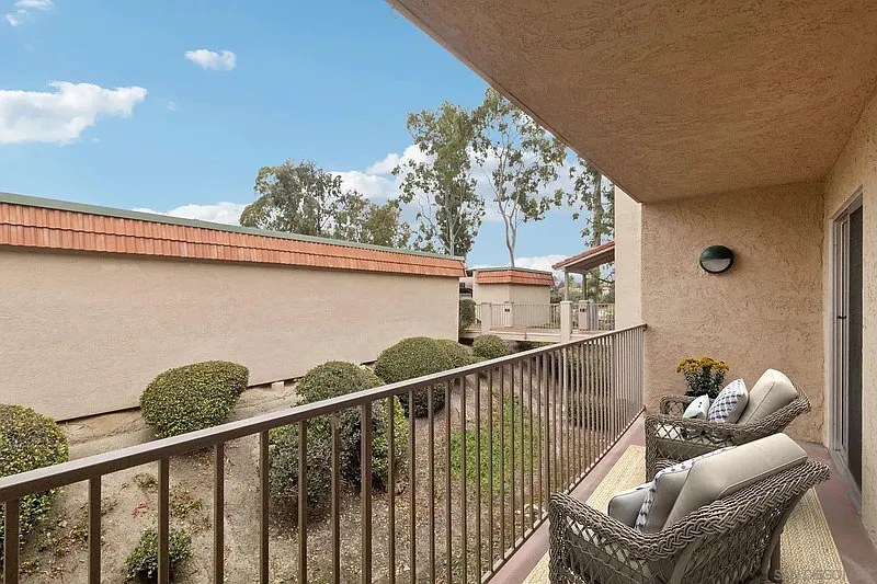 1 bed, 1.0 bath, 690 sqft, $2,100 — Photo 2
