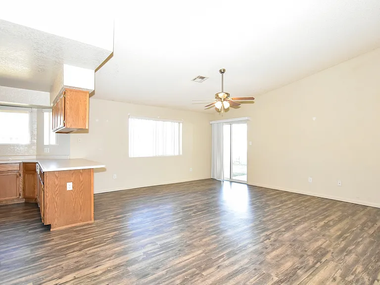 2866 S 30th Dr — Photo 8