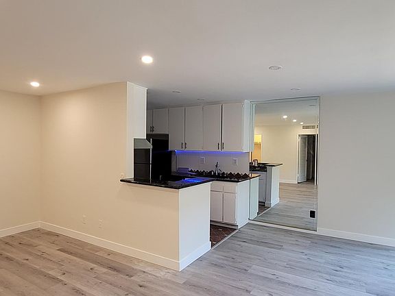 2nd image of 5328 Newcastle Ave Unit 2