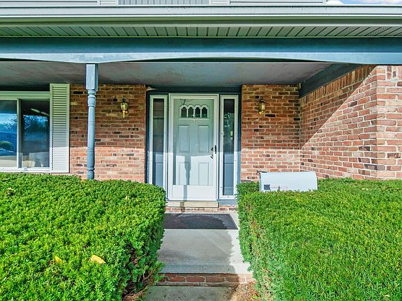 4th image of 535 Braxton Pl E