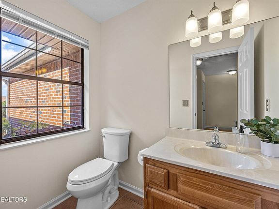 5th image of 532 Farragut Commons Dr
