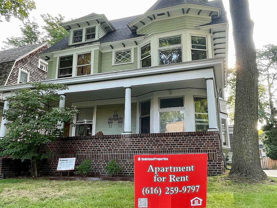 Street view of stunning 558 Madison Avenue SE