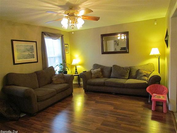 3rd image of 804 W Dogwood Dr