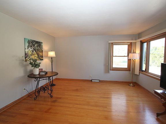4th image of 17325 Burnet St