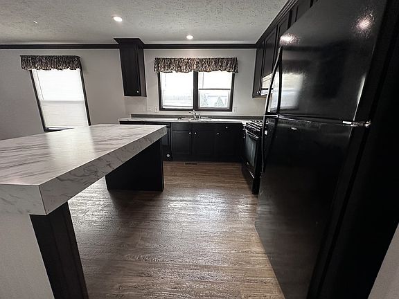 5th image of 13920 Oakwood Cir #182
