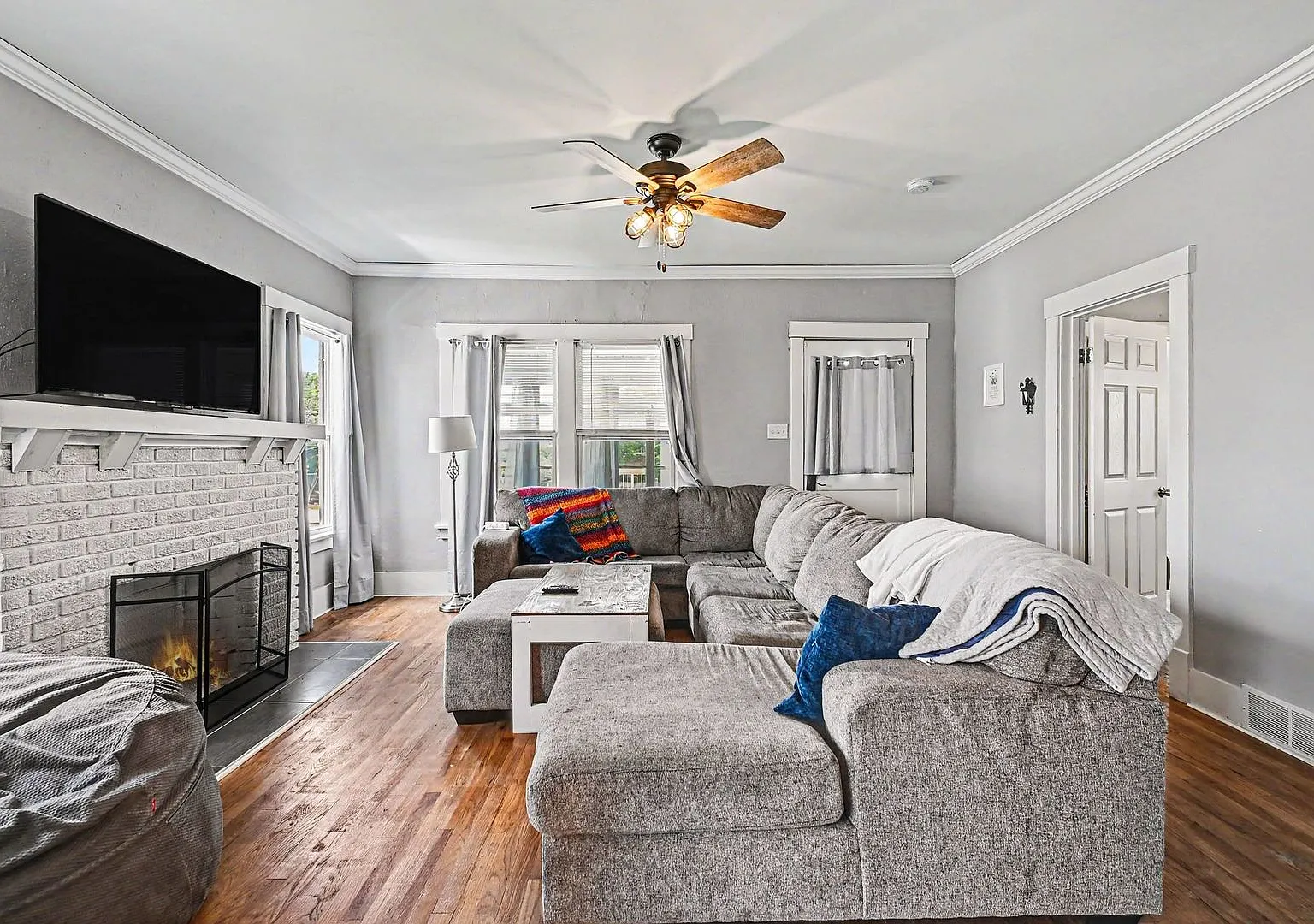 4 bedroom 3 bath with TWO kitchens! — Photo 4