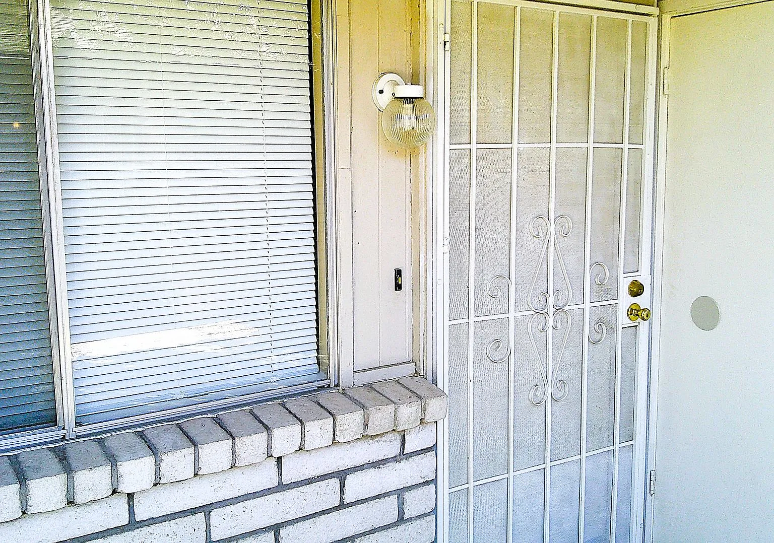 Adorable Single Level Eastside Duplex With Evaporative Air Located In Quiet Neighborhood — Photo 1