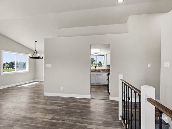 5th image of 391 Edgebrook Dr
