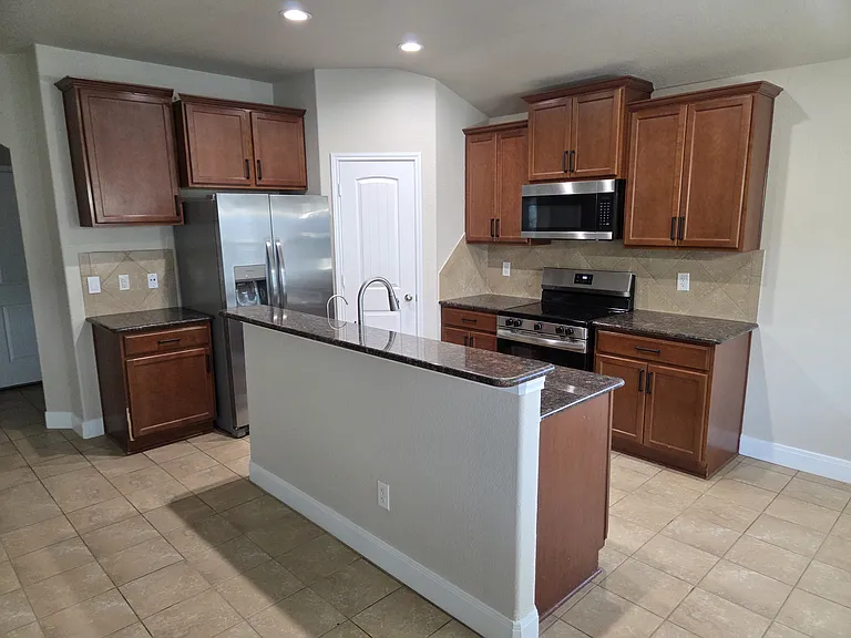 5202 Dauphin Dr — Photo 11