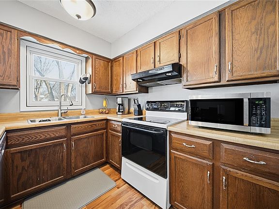 5th image of 3232 Lotus Street