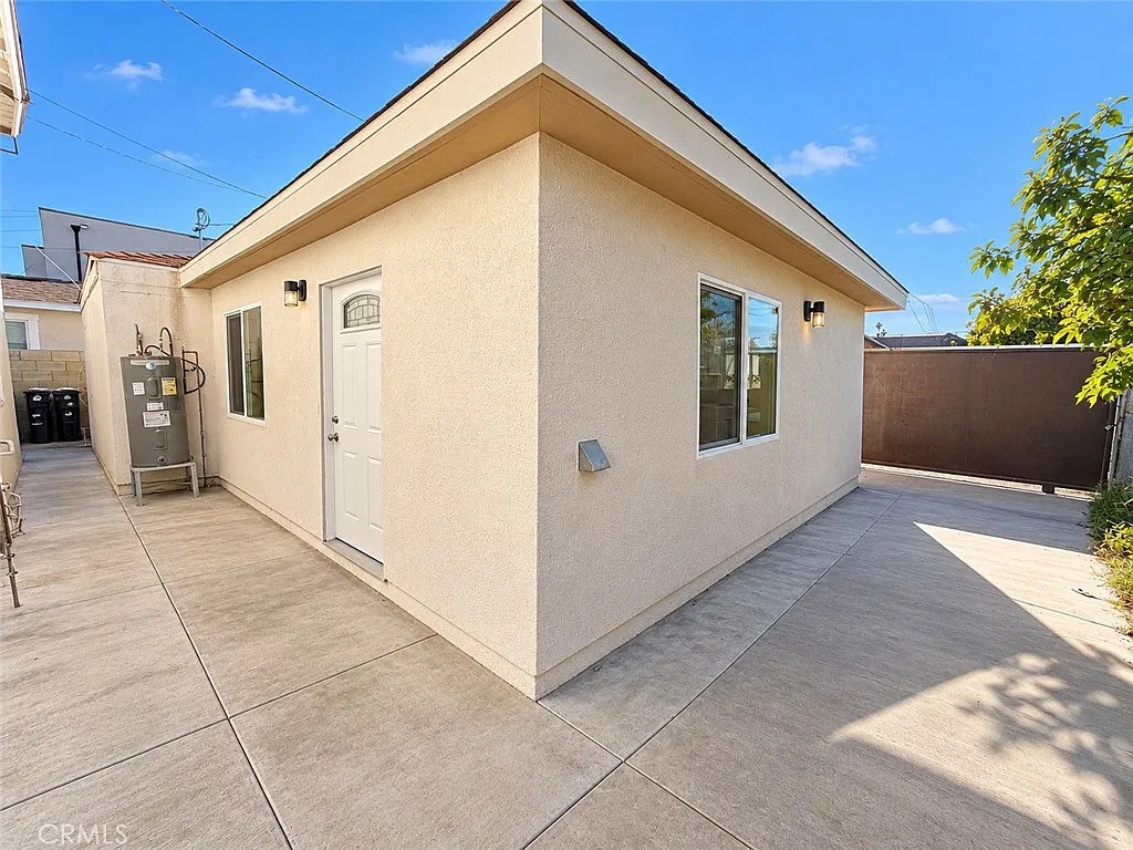 3 bed, 880 sqft, $3,500 — Photo 1