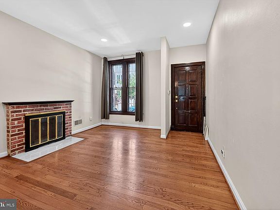 4th image of 1025 30th St NW