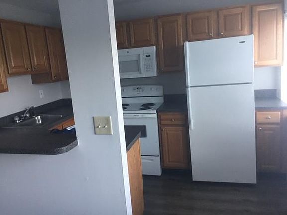 2nd image of 5 Admiralty Dr APT 5