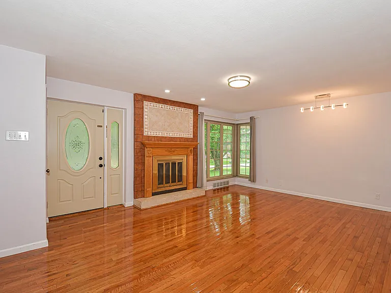 819 Renee Ln — Photo 2