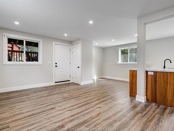 4th image of 36 Victoria Ave S