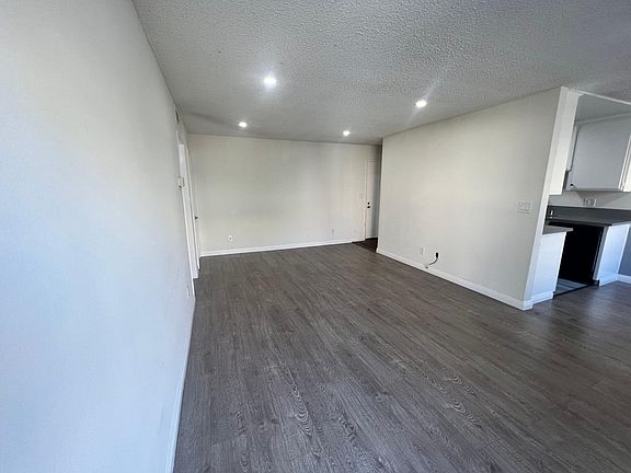 Living Room (angle 1)
