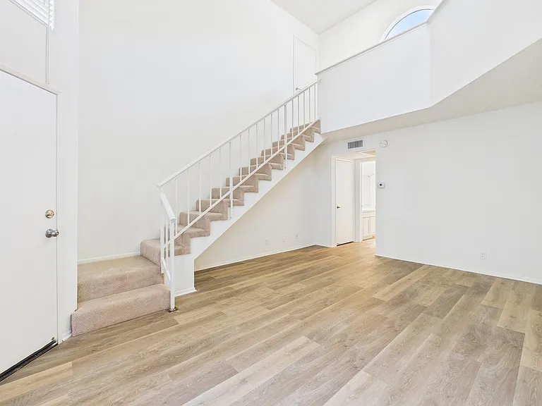 11325 Morrison St — Photo 8