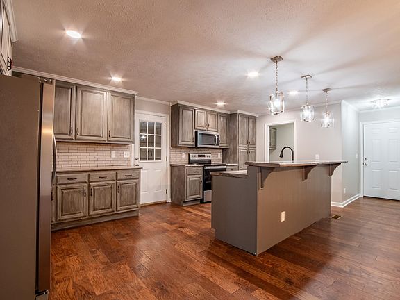 5th image of 570 Meadowlane Dr