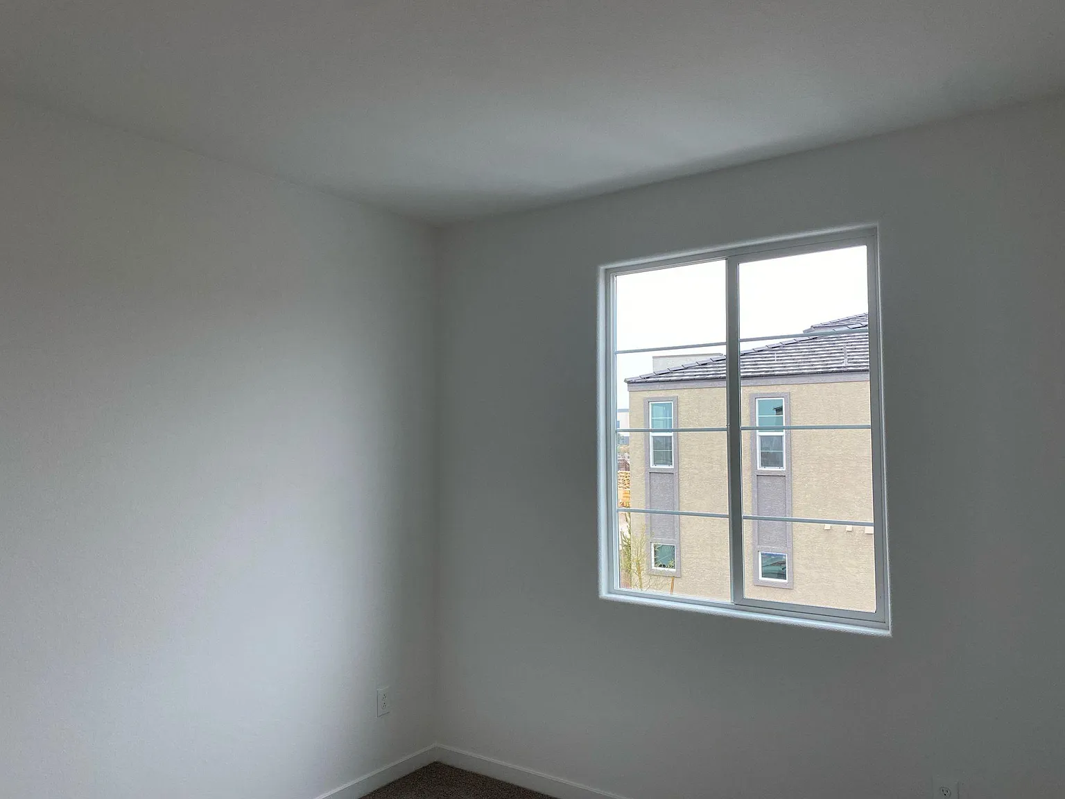 3 bed, 1374 sqft, $2,600 — Photo 3