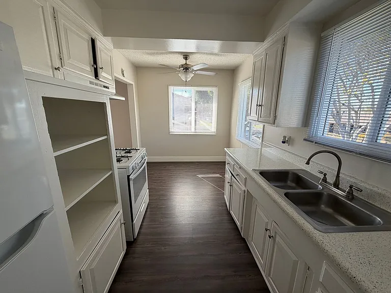 Spacious 1 Bedroom/1 Bathroom Apartment - $500 Off Move In + Reimbursed Application Fee — Photo 18