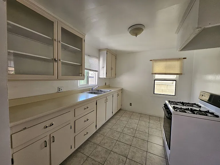 657 W Oliver St — Photo 15