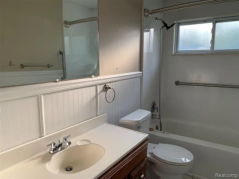1571 Wismer St — Photo 7
