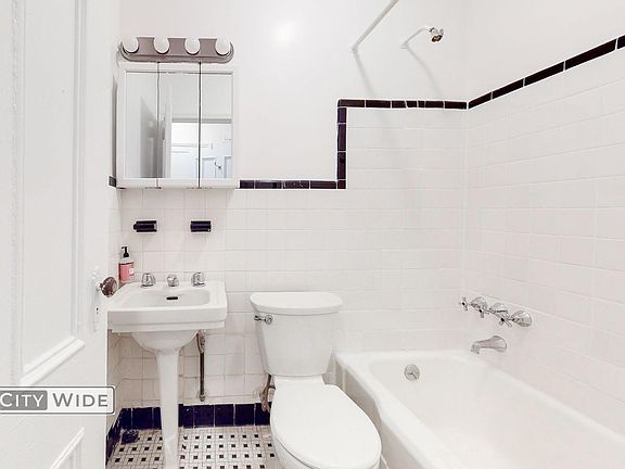 4th image of 145 E 72nd St APT 3R