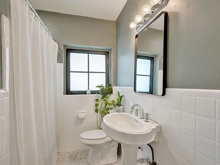 807 SW 18th St — Photo 38
