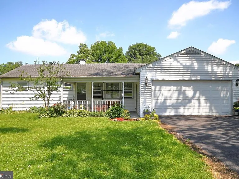 68 Pilgrim Dr — Photo 1