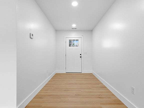 3rd image of 190 Clover Cres