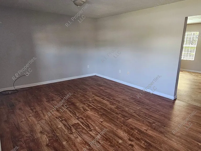 2080 Railroad St #2 — Photo 4